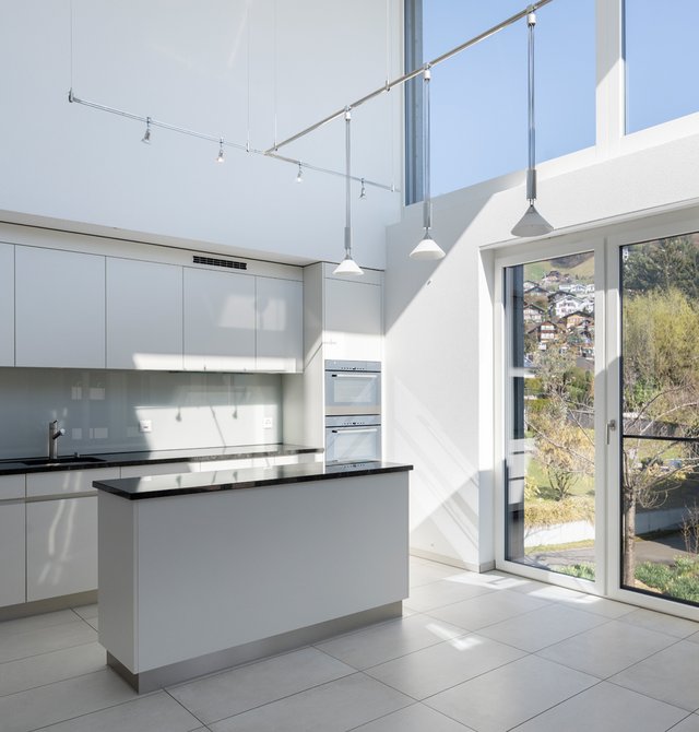 Moderne Küche mit grosser Fensterfläche und Blick ins Quartier in Hünibach