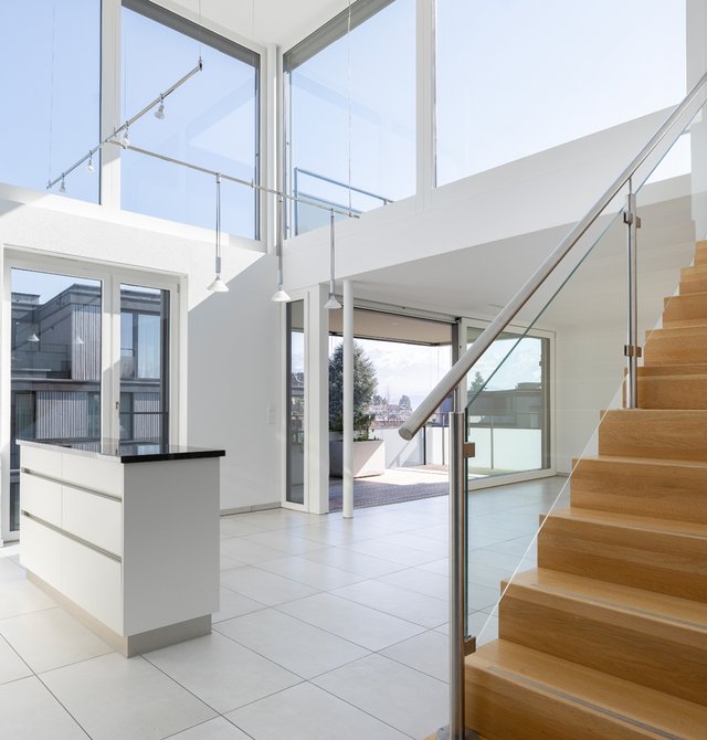 Küche mit Fensterfront und Treppe mit in der Duplex-Wohnungin Hünibach