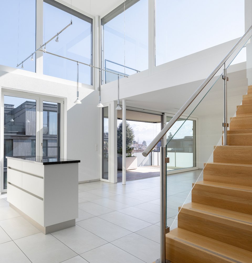 Küche mit Fensterfront und Treppe mit in der Duplex-Wohnungin Hünibach